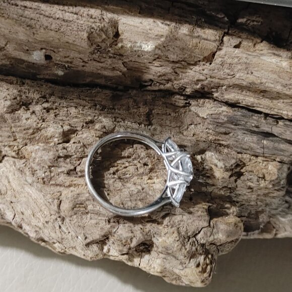 Jeulia Engagement 925 Sterling Silver Ring Round Pear Shaped Three Stone Size 9 - Picture 10 of 14